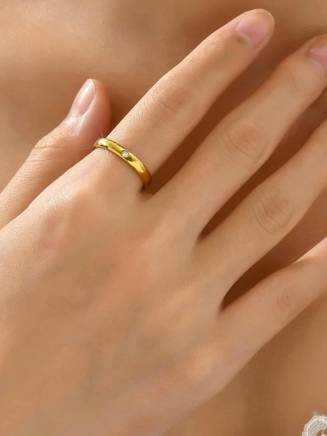 CÉLINE SOLITAIRE | ANILLO MINIMALISTA CON ELEGANCIA Y FUERZA