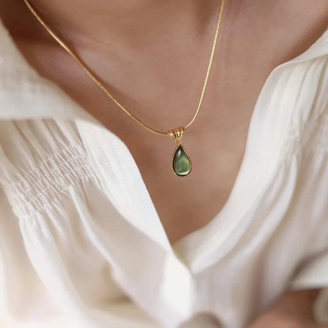 AURORA DROP | COLLAR CON GOTA VERDE Y FUERZA SERENA