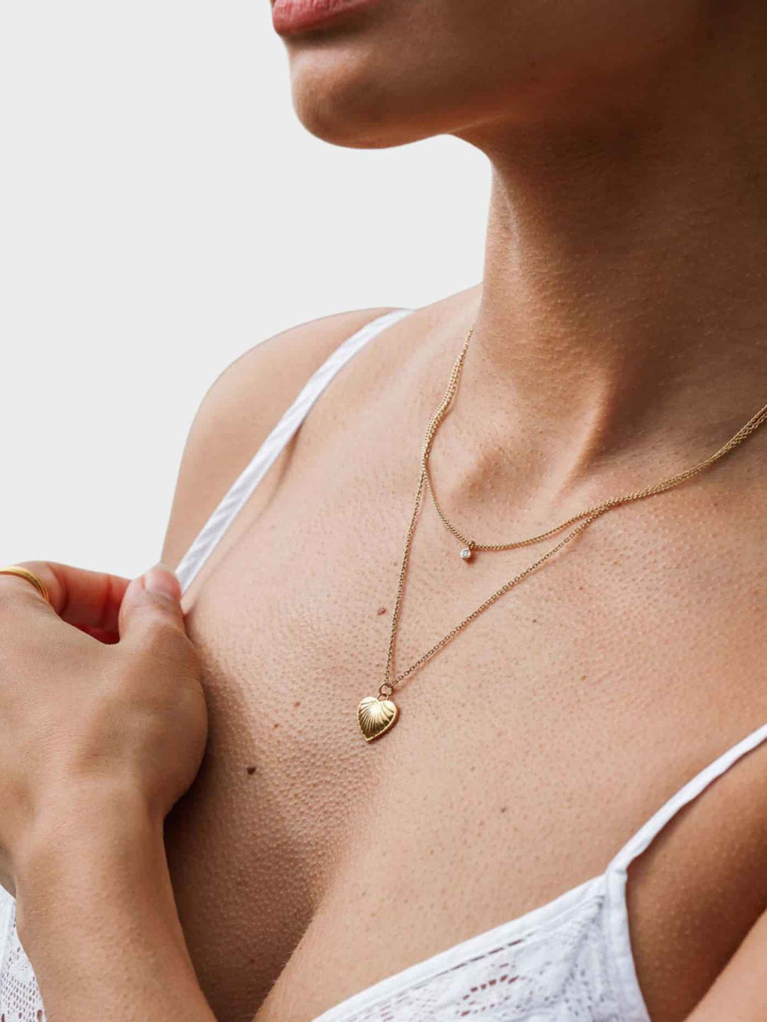 AMOUR | COLLAR CON CORAZÓN ESCULPIDO Y CADENA DE CUENTAS