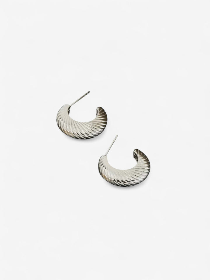 TWISTED BOLD | AROS ESCULPURALES CON MOVIMIENTO ELEGANTE