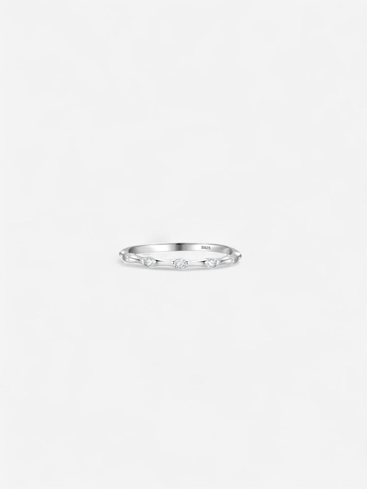 CAROLINE PETITE | ANILLO DELICADO CON BRILLO SILENCIOSO