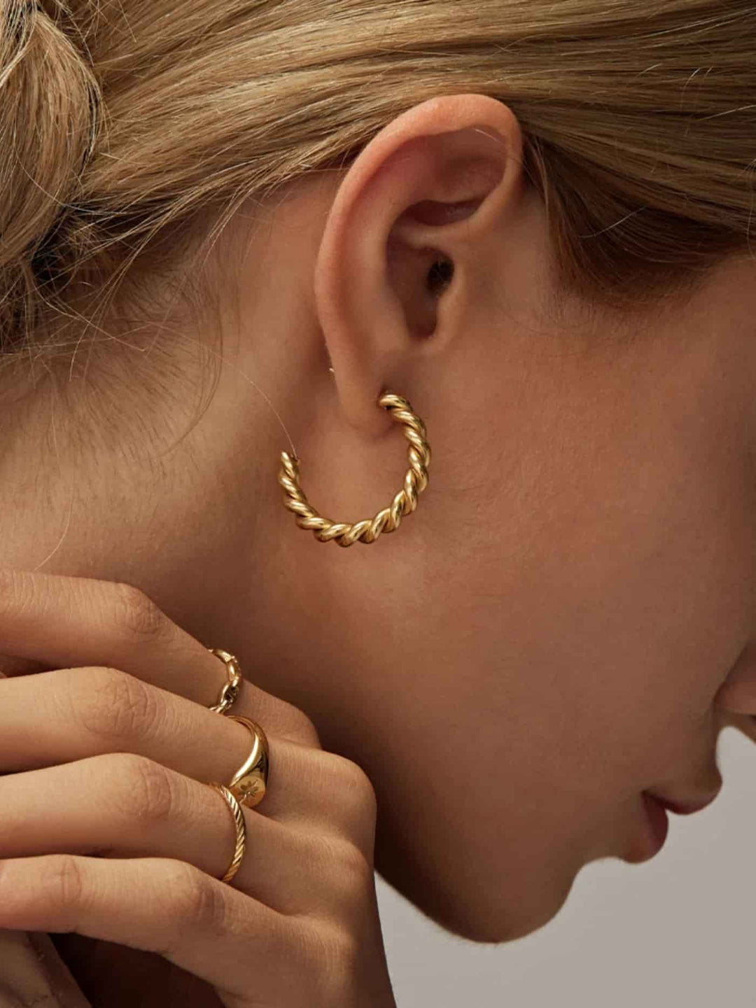 TWISTED GRACE | AROS ESCULPIDOS Y ELEGANTES