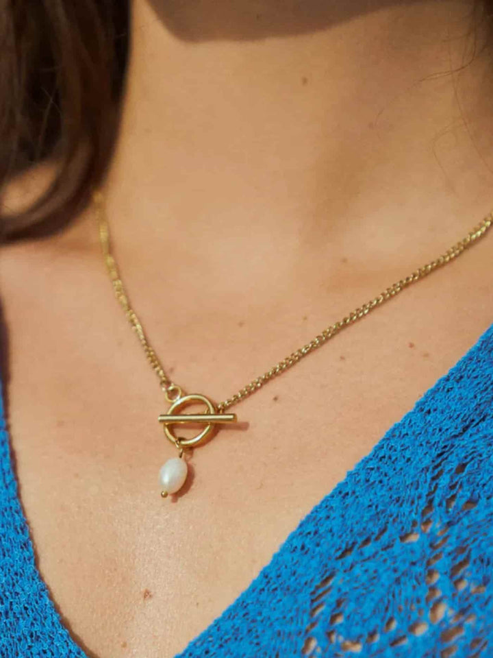 AMARA PEARL | COLLAR CON PERLA NATURAL Y CIERRE MODERNO