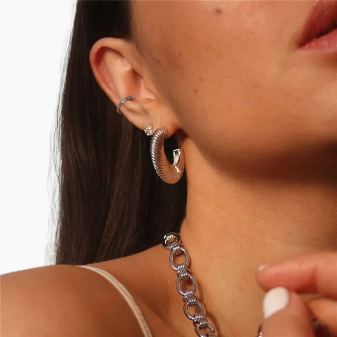 TWISTED BOLD | AROS ESCULPURALES CON MOVIMIENTO ELEGANTE