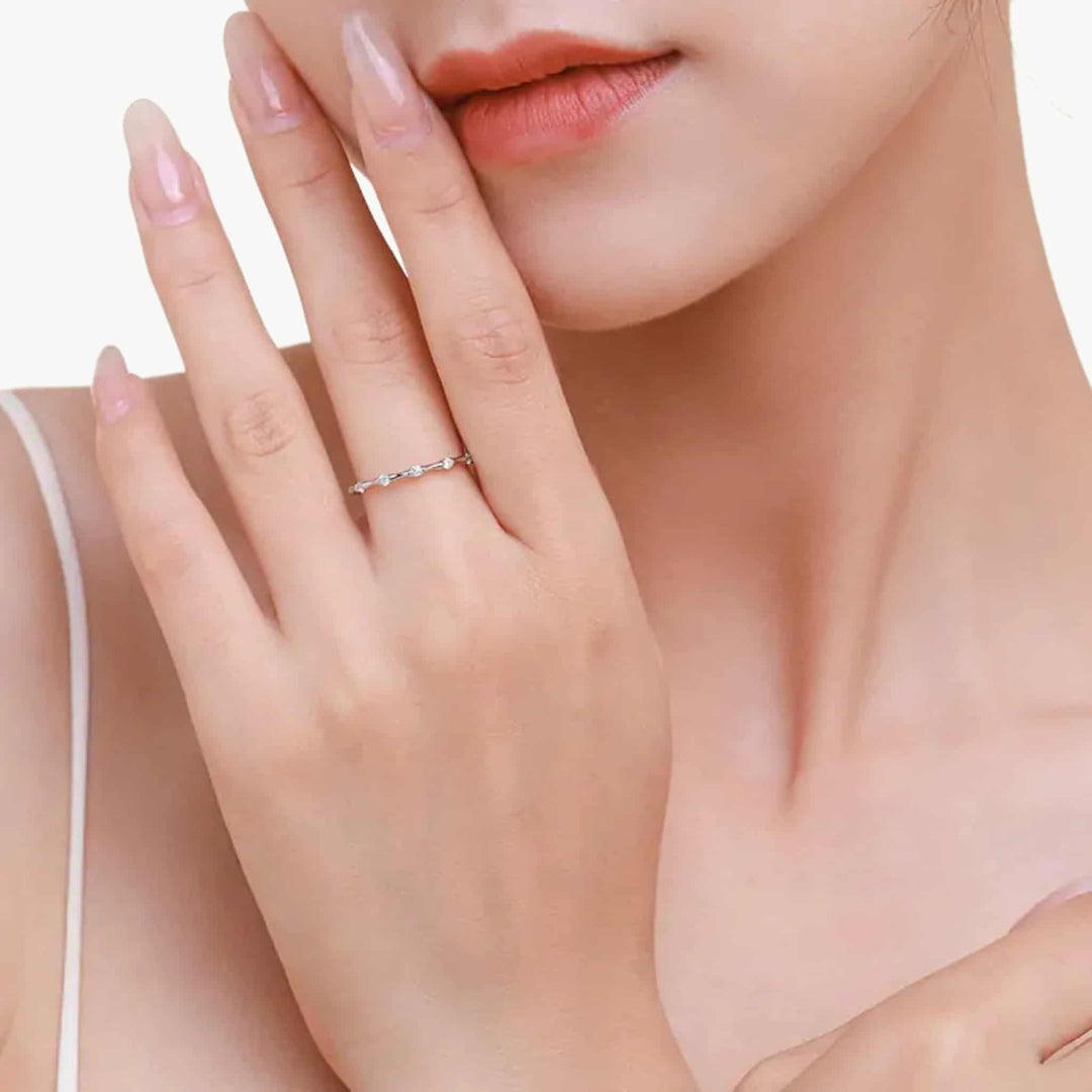 CAROLINE PETITE | ANILLO DELICADO CON BRILLO SILENCIOSO