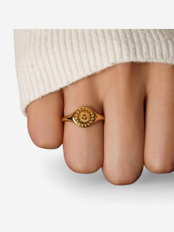 SOL SIGNET | ANILLO GRABADO CON FUERZA Y LUZ INTERIOR