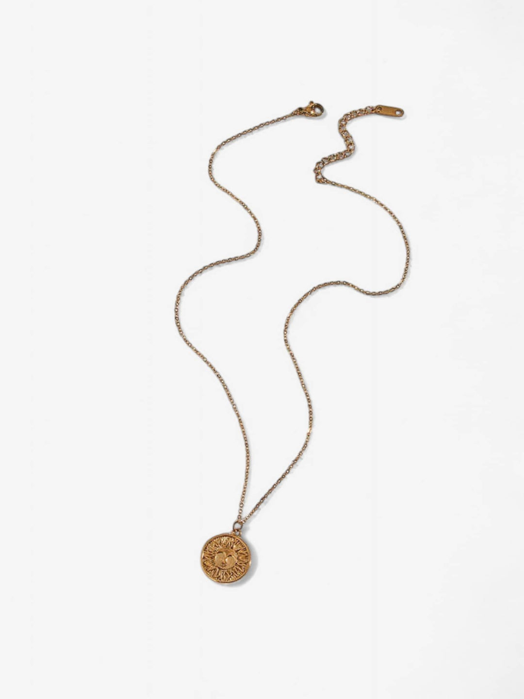 SOLSTICE SUN | COLLAR CON MEDALLA DORADA DE SOL