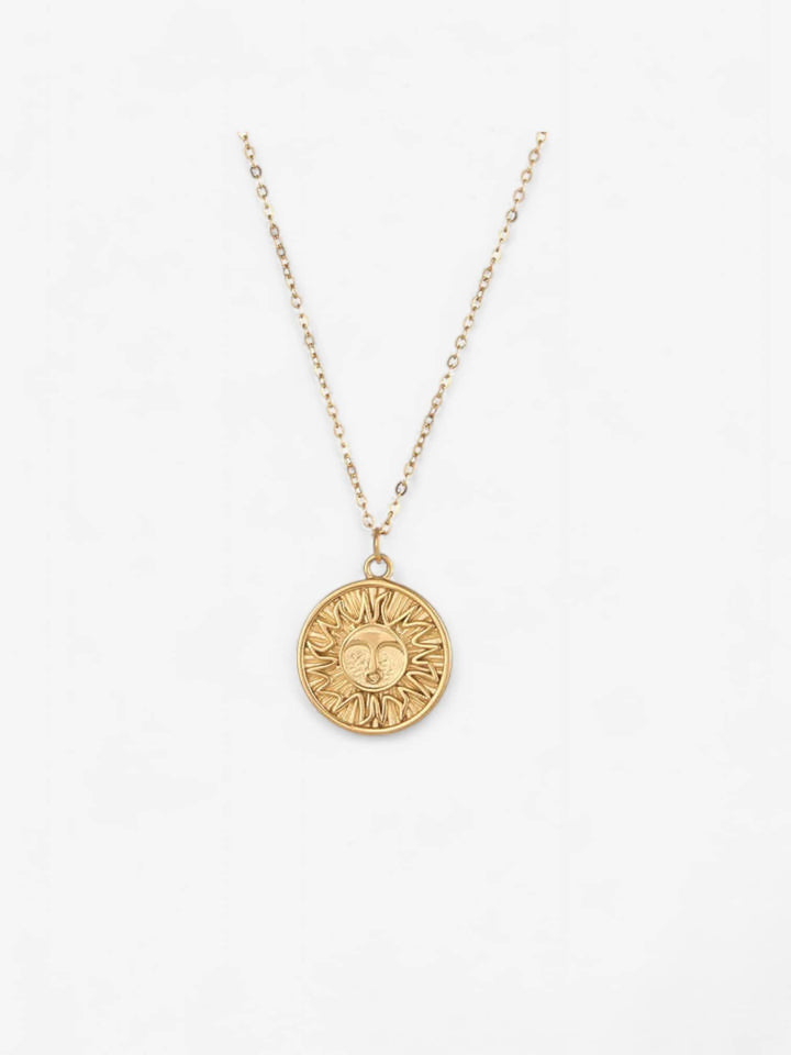 SOLSTICE SUN | COLLAR CON MEDALLA DORADA DE SOL