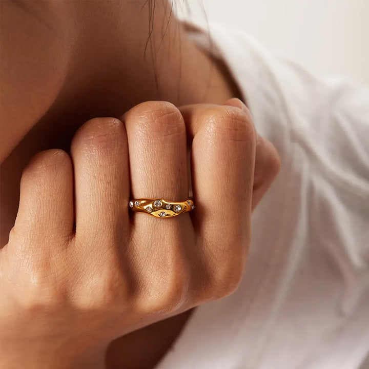 SOLEIL GLOW | ANILLO CON FORMA ORGÁNICA Y DETALLES DE CRISTALES