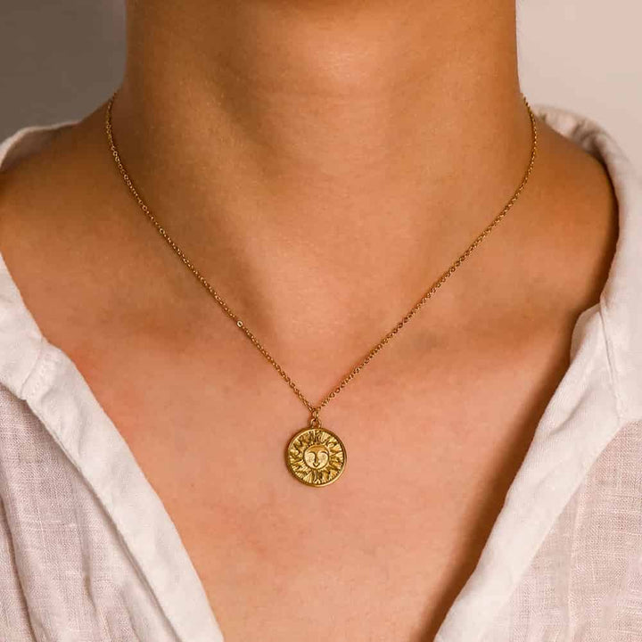 SOLSTICE SUN | COLLAR CON MEDALLA DORADA DE SOL