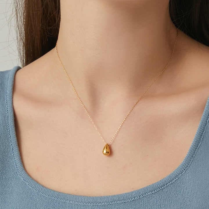 SOLEIL DROP | COLLAR CON COLGANTE DORADO Y FUERZA SILENCIOSA