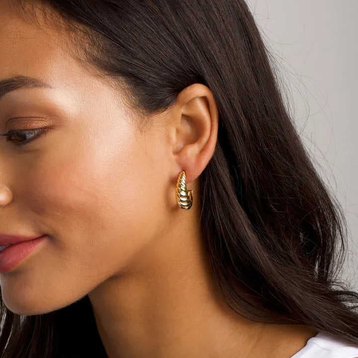 TWISTED VINTAGE | AROS ESCULPURALES CON TOQUE RETRO